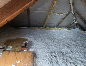 Zateplení stropu zděného rodinného domu pomocí foukané izolace